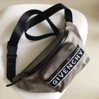 ジバンシィ ミニ財布スーパーコピー 斜め掛けバッグ 牛革 レザー ロゴ刺繍  人気新作 ナイロン グレイ
