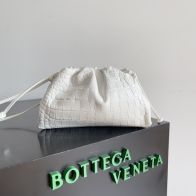 存在感のある ボッテガヴェネタ ウエストポーチ激安通販 持ちバッグ レザー 可愛い おしゃれ ミニ 雲形 レディース ホワイト