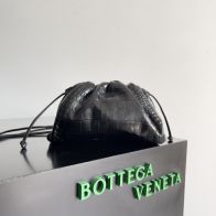 存在感のある ボッテガヴェネタのバッグ偽物 持ちバッグ レザー 可愛い おしゃれ ミニ 雲形 レディース ブラック