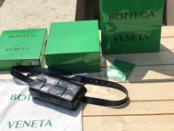bottega venetaボッテガヴェネタのバッグコピー 人気販売 斜め掛けバッグ 編み形 シンプル 男女兼用 ブラック