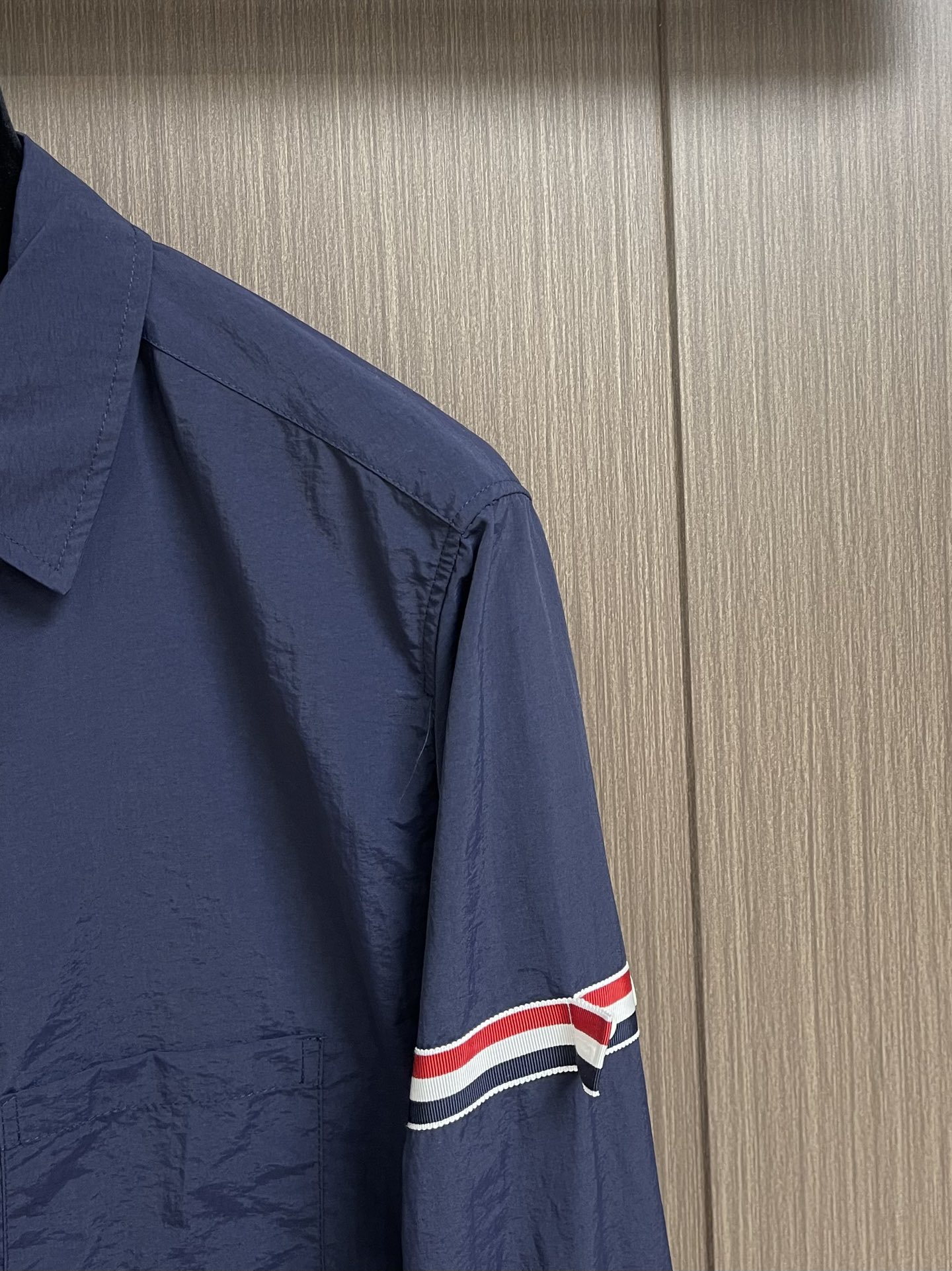 存在感のあるトム・ブラウン人気シャツn級品 両袖にブランドストライプの装飾_3