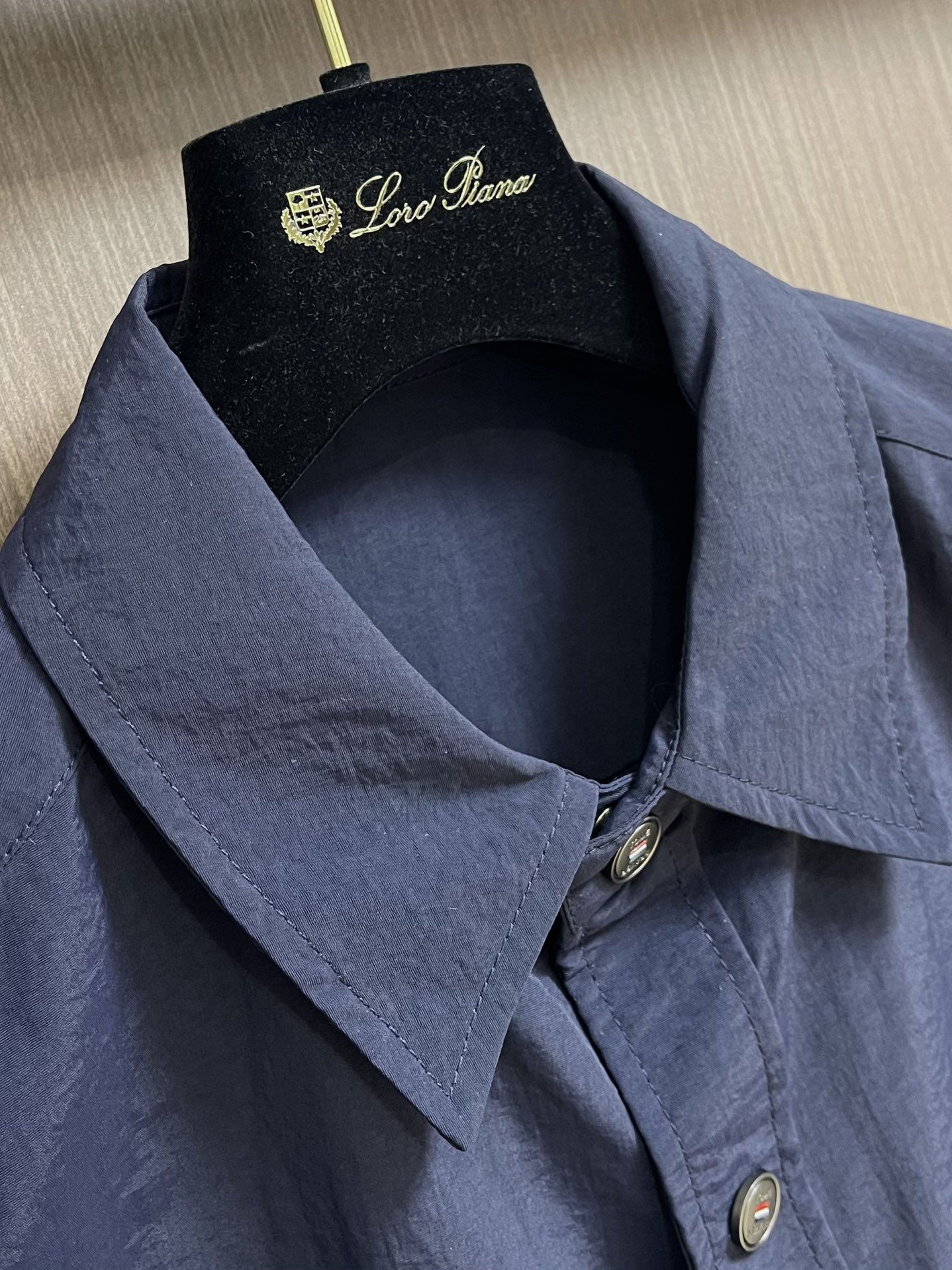存在感のあるトム・ブラウン人気シャツn級品 両袖にブランドストライプの装飾_5