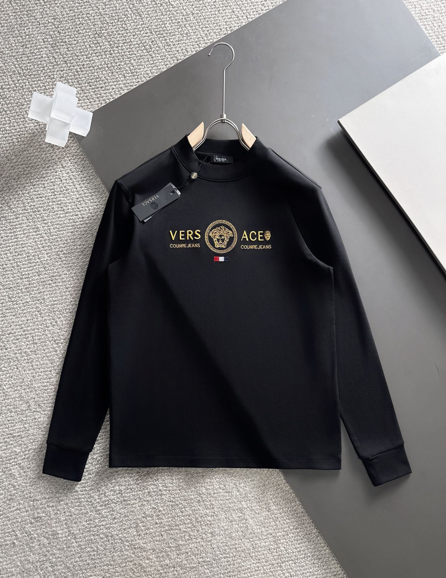VERSACE 品質保証安い ヴェルサーチ 長袖シャツ偽物 Tシャツ トップス 純綿 ゆったり シンプル ブラック_1