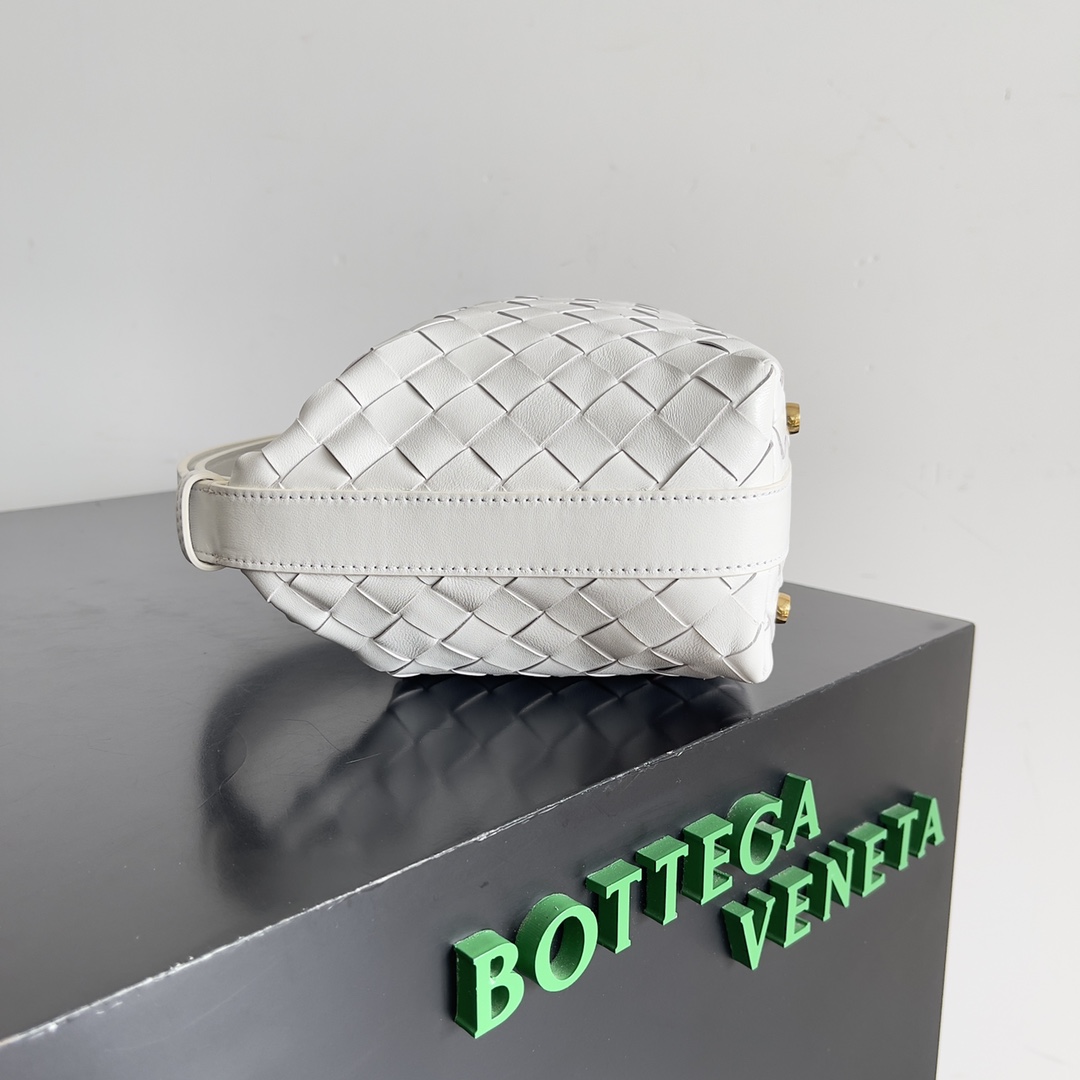 最安値人気 ボッテガヴェネタ カバン メンズスーパーコピー 持ちバッグ 編み込み要素 高級感 イタリア製 レディース ホワイト_2