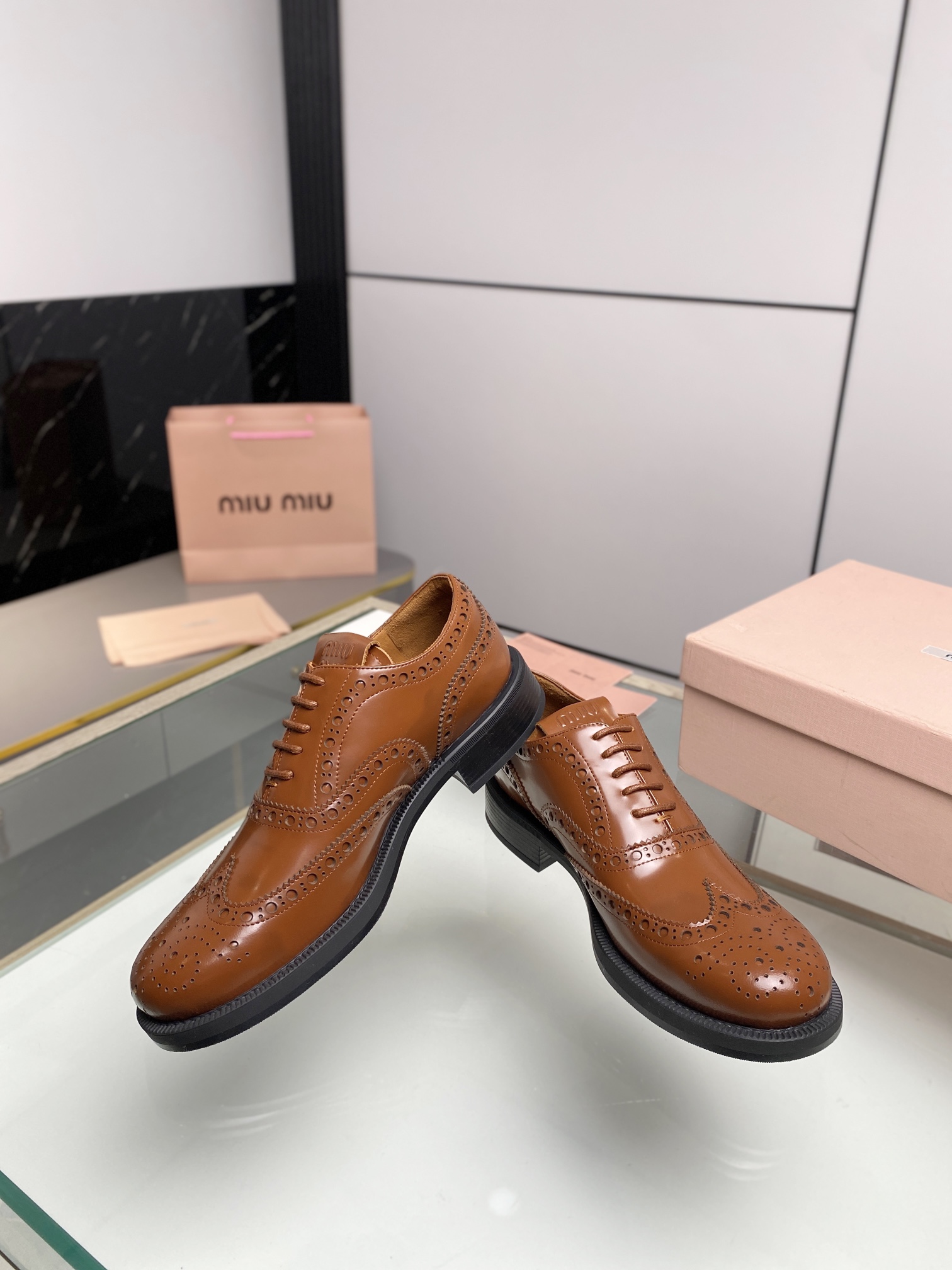 miumiu の スニーカーコピー 本革 ビジネス 革靴 軽量 歩きやすい 紳士靴 通気 シューズ  人気 ブラウン_1