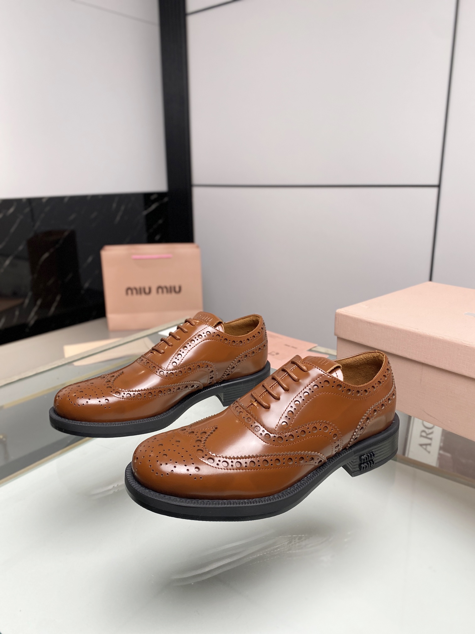 miumiu の スニーカーコピー 本革 ビジネス 革靴 軽量 歩きやすい 紳士靴 通気 シューズ  人気 ブラウン_3