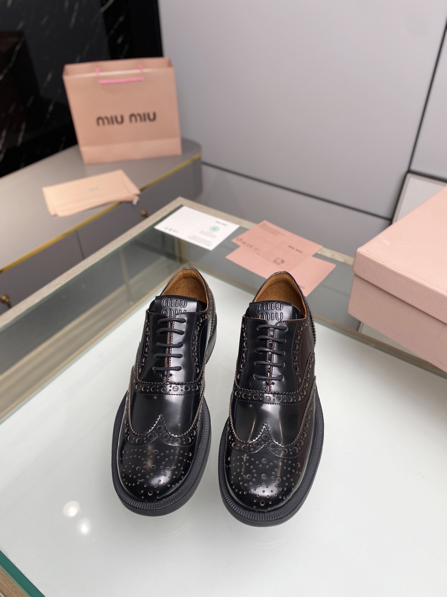 miumiu ウェディング シューズスーパーコピー 本革 ビジネス 革靴 軽量 歩きやすい 紳士靴 通気 シューズ  人気 ブラック_4
