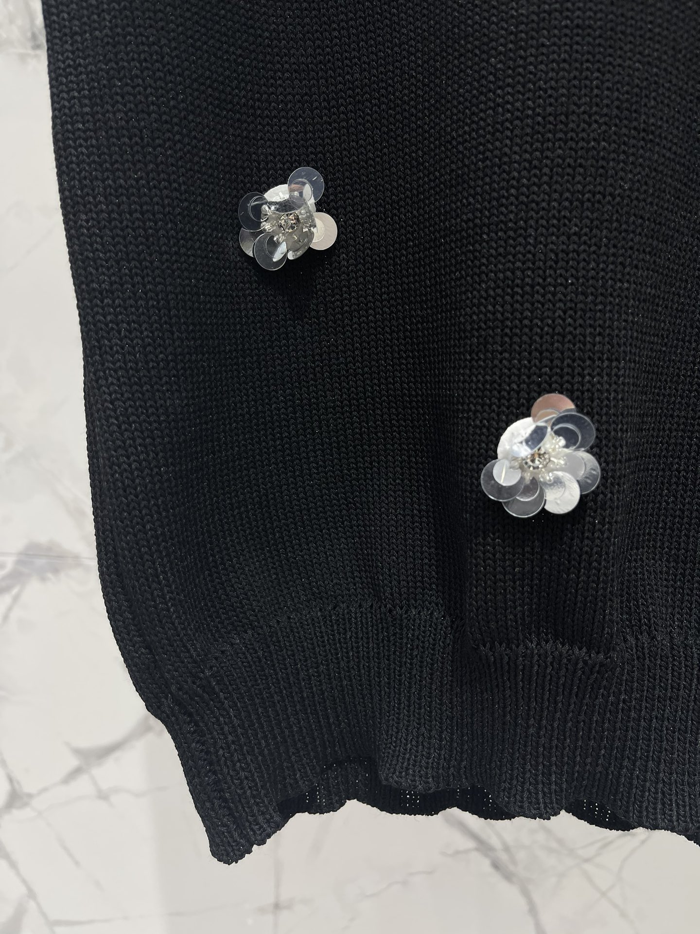 超激得品質保証 miumiu ハート t シャツスーパーコピー 純綿 無袖 ジレー セーター素材 大人気 シンプル ブラック_5
