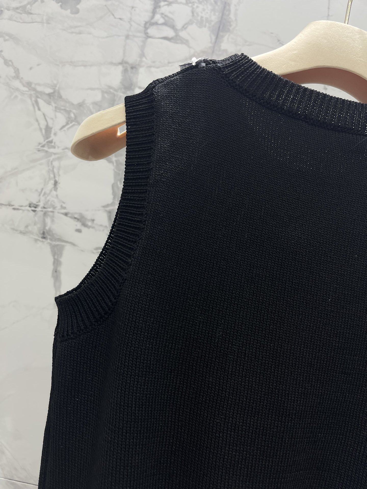超激得品質保証 miumiu ハート t シャツスーパーコピー 純綿 無袖 ジレー セーター素材 大人気 シンプル ブラック_6