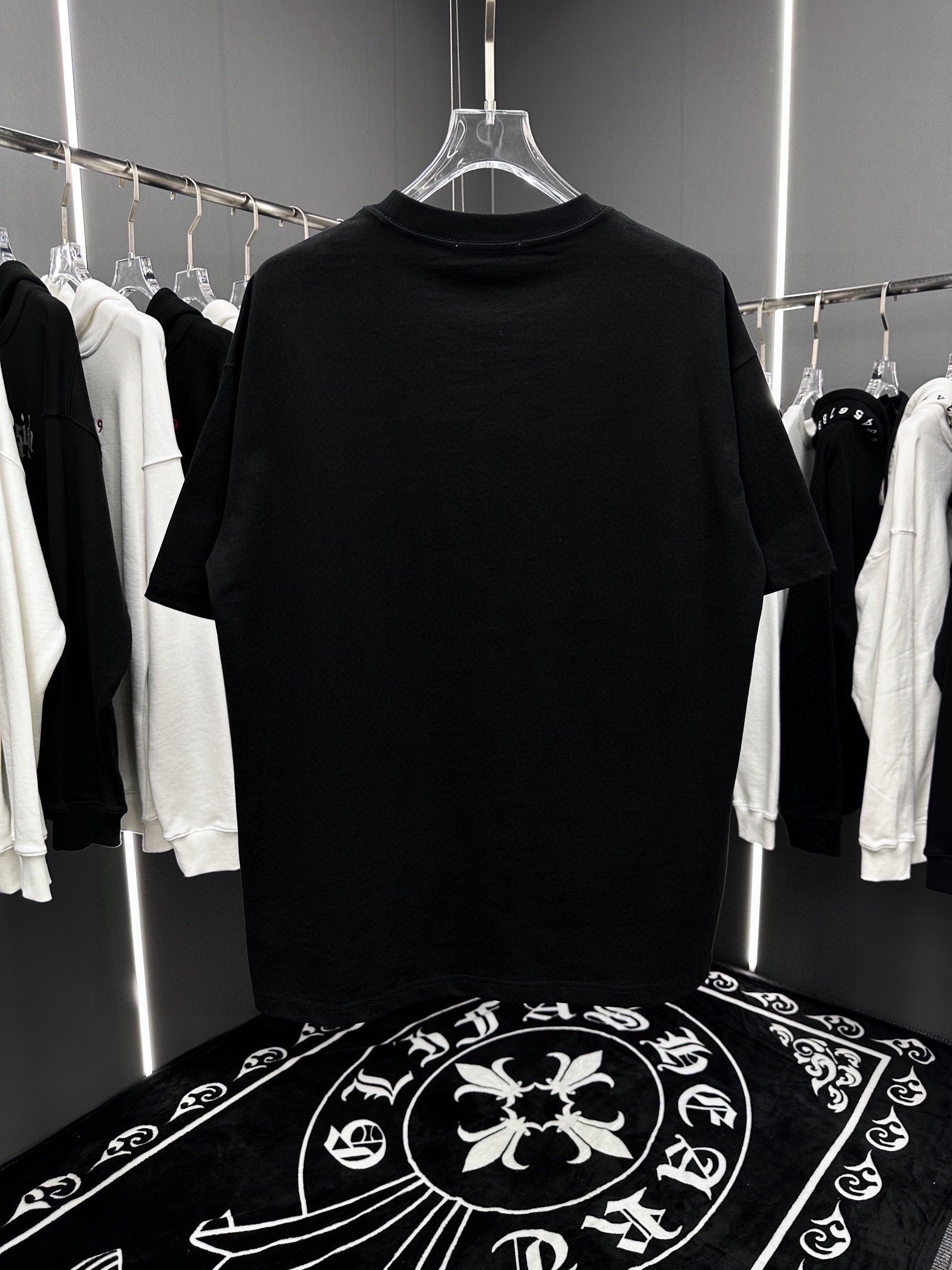 人気定番豊富な ロエベ 知恵袋偽物 純綿 トップス ロゴプリント 柔らかい ファッション 半袖 Tシャツ ブラック_2