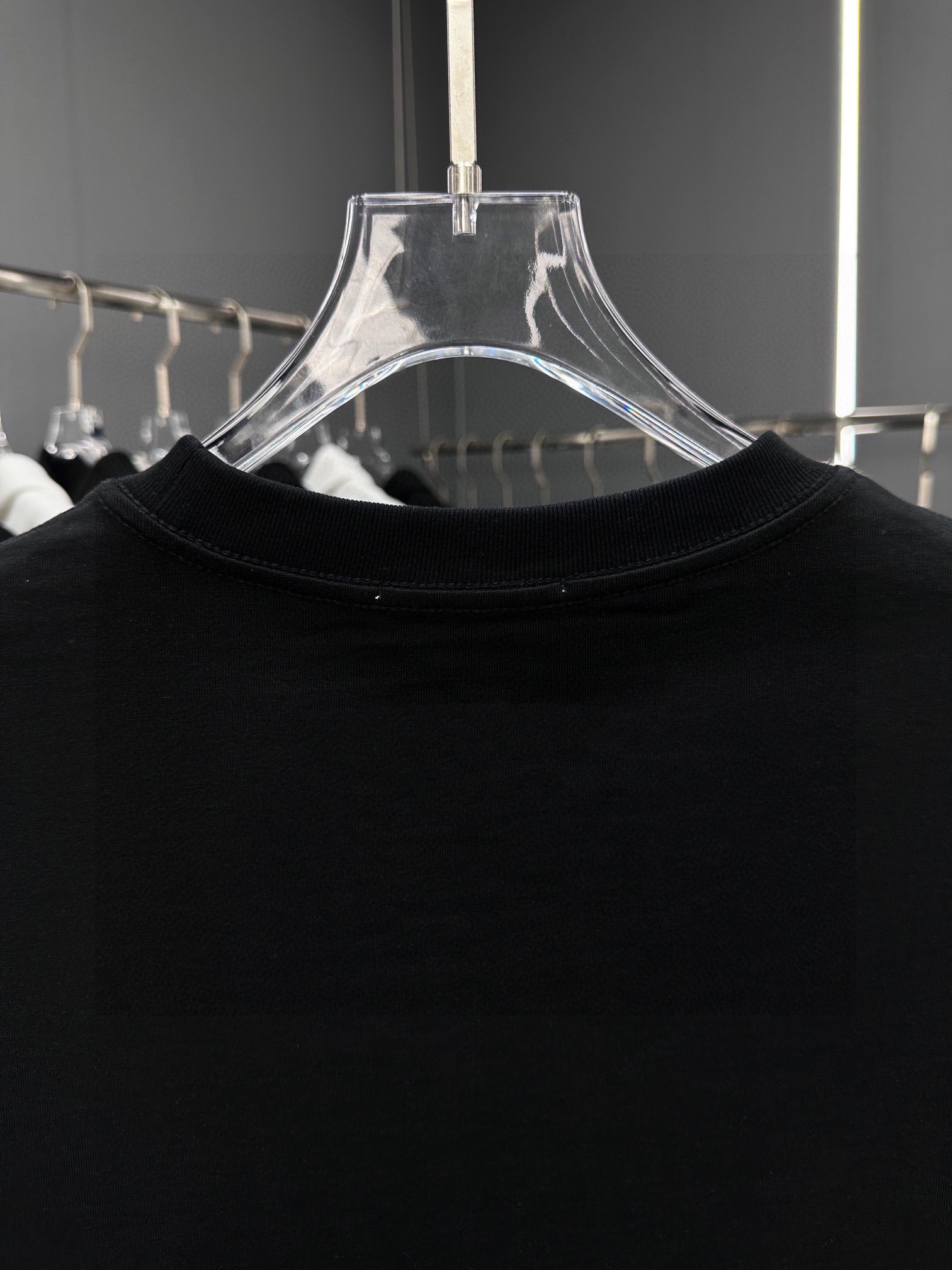人気定番豊富な ロエベ 知恵袋偽物 純綿 トップス ロゴプリント 柔らかい ファッション 半袖 Tシャツ ブラック_5