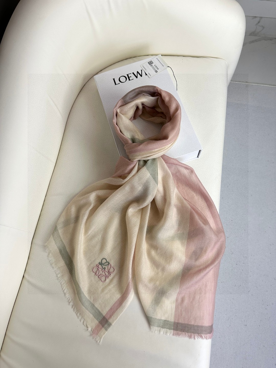 ロエベ スカーフ シルクＮ級品 優雅 暖かい シンプル ファッション 柔らかい シルク 人気販売 品質保証豊富なオ 薄いピンク_6