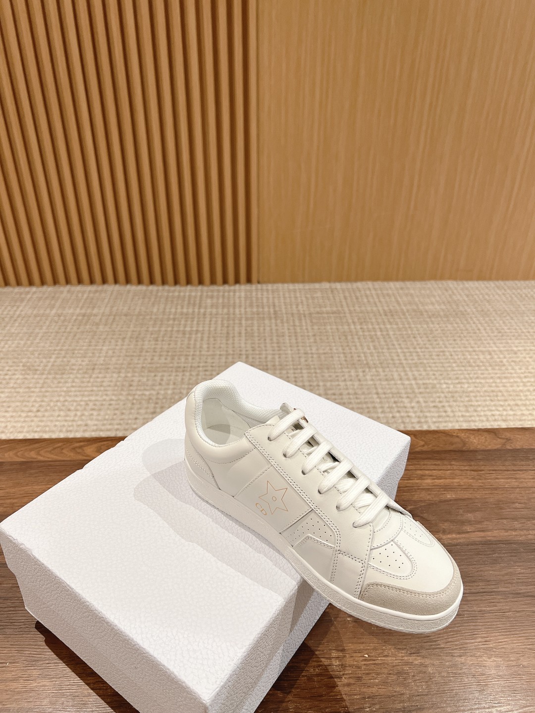 華やかに演出する レディース dior 靴Ｎ級品 ファッション 軽量 ランニング 運動 カジュアル シューズ 品質保証 ホワイト_3